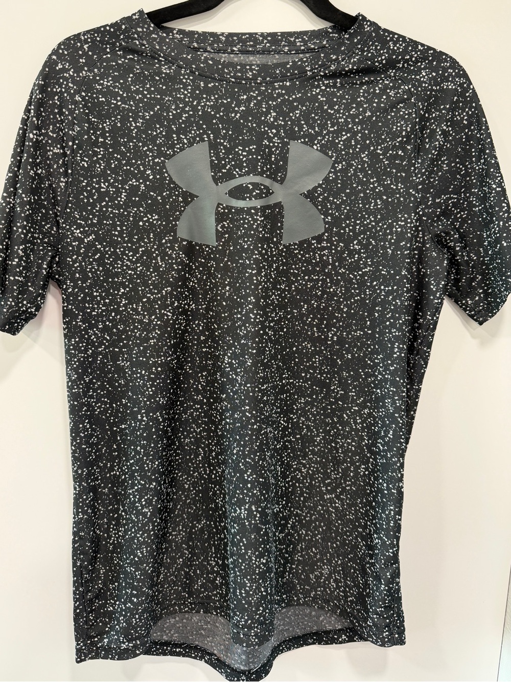 Under Armour | Boys Gray and White Short Sleeve Shirt, Size YXL (Youth XL)